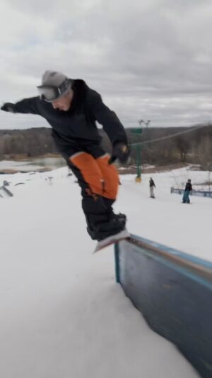 Sébastien Toutant Instagram - Fastlaps is out! 🏂🏁
I hurt myself an hour after we started riding… that park was insanely fun! Got to ride with @lukewinkelmann and @g00dnessgrace #linkinbio 
#pineknob #detroit #snowboarding 
📹: @max_trudel