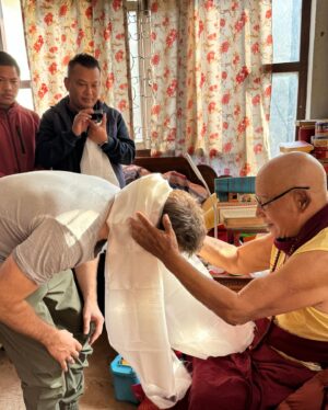 Sebestyén Balázs Instagram - Az elsö utunk Katmanduban mindig Yanten Wangpo rinpocséhoz vezet aki megáld minket és az itt tartózkodásunkat😊🙏🏻#nepal#katmandu