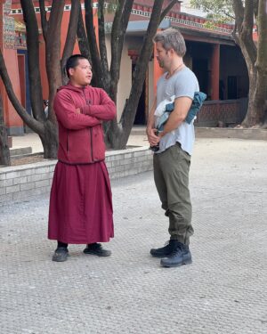 Sebestyén Balázs Instagram - Az elsö utunk Katmanduban mindig Yanten Wangpo rinpocséhoz vezet aki megáld minket és az itt tartózkodásunkat😊🙏🏻#nepal#katmandu