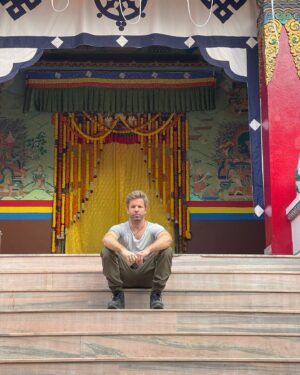 Sebestyén Balázs Instagram - Az elsö utunk Katmanduban mindig Yanten Wangpo rinpocséhoz vezet aki megáld minket és az itt tartózkodásunkat😊🙏🏻#nepal#katmandu