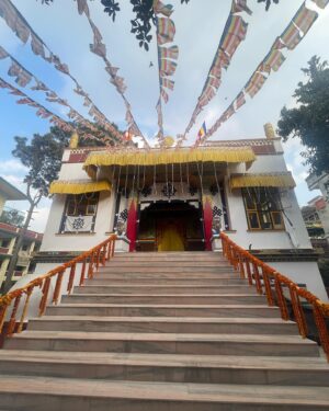 Sebestyén Balázs Instagram - Az elsö utunk Katmanduban mindig Yanten Wangpo rinpocséhoz vezet aki megáld minket és az itt tartózkodásunkat😊🙏🏻#nepal#katmandu