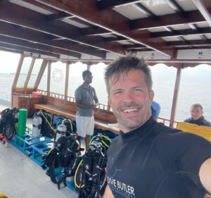 Sebestyén Balázs Instagram - A széles mosoly az arcomon annak köszönhető, hogy Beni elkezdte tanulni a búvárkodást, nagyon ügyes és imádja, így egy újabb hobbival több, amit együtt tudunk majd csinálni.. 😊👍❤️ Fantasztikus az élővilág, hihetetlen gyönyörű minden a víz alatt. Köszi @aurora_travel_agency hogy még cápát is intéztetek a merülésre, tényleg óriásiak vagytok..😊🦈🐠🦀😊🙏🏻💞 @amillamaldives #visittomaldives #amillamaldives #islandofsurprises #spacetoplay #auroratravel #reklám