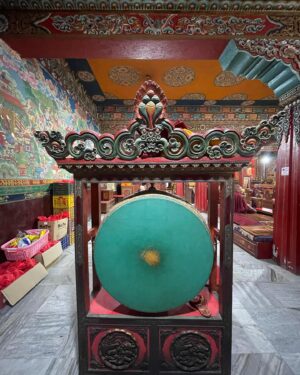 Sebestyén Balázs Instagram - Az elsö utunk Katmanduban mindig Yanten Wangpo rinpocséhoz vezet aki megáld minket és az itt tartózkodásunkat😊🙏🏻#nepal#katmandu