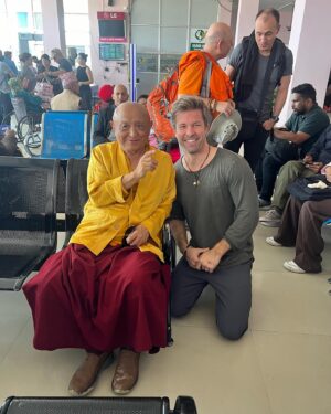Sebestyén Balázs Instagram - Imádom Nepált! 🥰Ülsz a reptéren és egyszer csak észre veszed hogy egy nagyon magas rangú láma üldögél békésen nem messze tőled🥰 Chökiy Nyima Rinpoche 73 éves, magas rangú tanitó, a bardó és a meditáció mestere. Rinpocse Rumtekben a tibeti buddhizmus kagyü iskolájának híres székhelyén olyan mesterek irányítása mellett tanult, mint Őszentsége, a 16. Gyalwang Karmapa..Érezhető aurája és erőtere van a Lámának..Annyira nagyon hàlás vagyok hogy találkozhattam vele!🥰🙏🏻