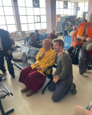 Sebestyén Balázs Instagram - Imádom Nepált! 🥰Ülsz a reptéren és egyszer csak észre veszed hogy egy nagyon magas rangú láma üldögél békésen nem messze tőled🥰 Chökiy Nyima Rinpoche 73 éves, magas rangú tanitó, a bardó és a meditáció mestere. Rinpocse Rumtekben a tibeti buddhizmus kagyü iskolájának híres székhelyén olyan mesterek irányítása mellett tanult, mint Őszentsége, a 16. Gyalwang Karmapa..Érezhető aurája és erőtere van a Lámának..Annyira nagyon hàlás vagyok hogy találkozhattam vele!🥰🙏🏻