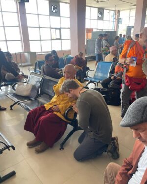 Sebestyén Balázs Instagram - Imádom Nepált! 🥰Ülsz a reptéren és egyszer csak észre veszed hogy egy nagyon magas rangú láma üldögél békésen nem messze tőled🥰 Chökiy Nyima Rinpoche 73 éves, magas rangú tanitó, a bardó és a meditáció mestere. Rinpocse Rumtekben a tibeti buddhizmus kagyü iskolájának híres székhelyén olyan mesterek irányítása mellett tanult, mint Őszentsége, a 16. Gyalwang Karmapa..Érezhető aurája és erőtere van a Lámának..Annyira nagyon hàlás vagyok hogy találkozhattam vele!🥰🙏🏻