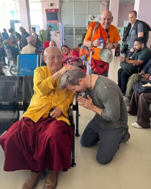 Sebestyén Balázs Instagram - Imádom Nepált! 🥰Ülsz a reptéren és egyszer csak észre veszed hogy egy nagyon magas rangú láma üldögél békésen nem messze tőled🥰 Chökiy Nyima Rinpoche 73 éves, magas rangú tanitó, a bardó és a meditáció mestere. Rinpocse Rumtekben a tibeti buddhizmus kagyü iskolájának híres székhelyén olyan mesterek irányítása mellett tanult, mint Őszentsége, a 16. Gyalwang Karmapa..Érezhető aurája és erőtere van a Lámának..Annyira nagyon hàlás vagyok hogy találkozhattam vele!🥰🙏🏻
