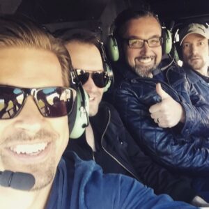 Sebestyén Balázs Instagram - Hat ez is eljött… Lenyomtuk az utolsót így együtt! 
Mit is irhatnék, sok mindent tudnek de utálok búcsúzkodni!😊🥲 Koszi mindent…. A sok röhögést, munkát, műsort, rádiót, forgatást, a sok vidám percet, amit együtt lenyomtunk ebben a 26 évben! Kívánom, hogy sikerüljön minden amit elterveztél a “nyugdíjas éveidre”😊 ma küldte valaki, pont ide passzol:”… az élet nem más, mint elmúlása annak amit szeretünk..” sok sikert haver, drukkolok hogy minden kerek legyen és köszönök mindent..😊🙏🏻💞. @vadonjanos_official #vadonjani #balazsek