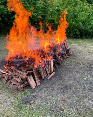 Sebestyén Balázs Instagram - A csapatépítőn parázson járásra vittem a brigádot..😊🔥🥰 Elképesztő élmény. Szellemi fizikai, spirituális szinten, mindenhol hat! Mi raktuk meg a tüzet, ami ott égett le az  este alatt, es lett belőle 800 fokos parázs! A tűzönjárás célja a transzformáció, az átalakulás. A résztvevők ráébrednek, hogy többre képesek, mint azt korábban gondolták, hogy megtegyék azokat a dolgokat, amitől féltek. Ráeszmélnek, hogy a lehetetlennek tűnő dolgok sokszor igenis lehetségesek. Olyan fejlesztő módszer, amely az élet szemléletében és minőségi megtapasztalásában hoz újat, az élet új minőségét teremti meg és a mindennapok átformálódásához vezet. Úgy is mondhatnám az egész este egyfajta paradigmaváltás.. Akik részt vesznek a tűzönjáráson, ráébrednek, hogy egész életüket, körülményeiket és valóságukat maguk határozzák meg. Más gondolatok, más hitrendszer, más minőségű élet..Büszke vagyok az egész stábra, annyira ügyesek voltatok! 😊🔥❤️🙏🏻#balazsék