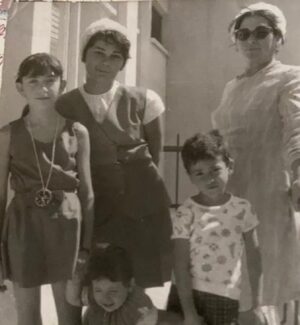 Şebnem Dilligil Instagram - işte bir siyahbeyaz #tbt#🌹gidenlerin ardından🥲🙏🏻dua🙏🏻canım annem ve ablam huzurla uyuyun 🙏🏻❤️🌹sizi çokkk özlüyorum ..güzel yeğenlerim @burakyes123 ve @yesilsando ❤️❤️sizlerede özlemle selam olsun 🥰tabiki onlar hayatta ama uzaktalar …..🙋‍♀️🙋‍♀️