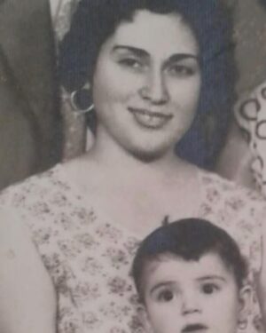 Şebnem Dilligil Instagram - canım annem gideli  17 yıl oldu ….😢 nur içinde yat 🙏🏻belki gene birgün böyle kucağında olup  seyreyleriz  etrafı …….