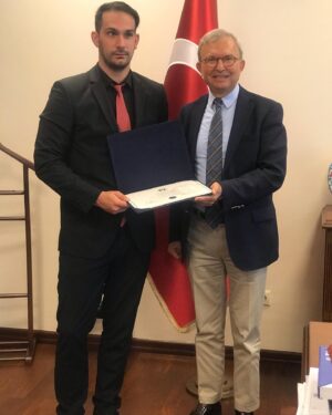 Şebnem Dilligil Instagram - Oğlum  @ugurtandilligil  bugün hukuk diplomasını Sayın Okan üni. Rektörümüz Mustafa Koçak eliyle aldı çok mutluyum 🙏🏻🧿🙏🏻 binlerce şükür ..✨Yolu açık olsun .. Sağlıkla hayırla başarıyla 🌹💫👏….