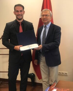 Şebnem Dilligil Instagram - Oğlum  @ugurtandilligil  bugün hukuk diplomasını Sayın Okan üni. Rektörümüz Mustafa Koçak eliyle aldı çok mutluyum 🙏🏻🧿🙏🏻 binlerce şükür ..✨Yolu açık olsun .. Sağlıkla hayırla başarıyla 🌹💫👏….