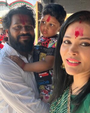 Seema Singh Instagram - आज मेरे बेटे के जन्मदिन के शुभअवसर पर हम सहपरिवार माँ तारा के दर्शन कर आशीर्वाद प्राप्त किए , माँ तारा अपना आशीर्वाद सबपर बनाये रखे😇🙏
जय माता दी 🙏💐 #tarapithtemple .
.
.
.
.
.
.
#tarapith #tarapithtemple #family #darshan #jaikalimaa #birthday #blessings #blessed #thankumaa