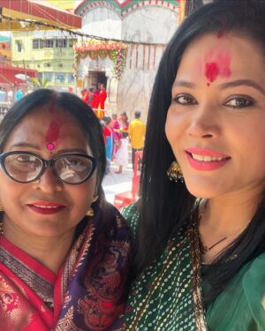 Seema Singh Instagram - आज मेरे बेटे के जन्मदिन के शुभअवसर पर हम सहपरिवार माँ तारा के दर्शन कर आशीर्वाद प्राप्त किए , माँ तारा अपना आशीर्वाद सबपर बनाये रखे😇🙏
जय माता दी 🙏💐 #tarapithtemple .
.
.
.
.
.
.
#tarapith #tarapithtemple #family #darshan #jaikalimaa #birthday #blessings #blessed #thankumaa