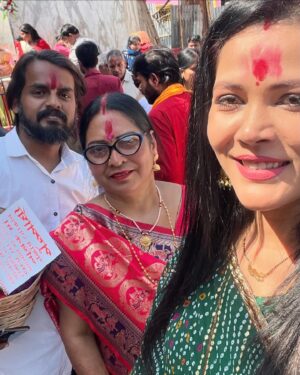 Seema Singh Instagram - आज मेरे बेटे के जन्मदिन के शुभअवसर पर हम सहपरिवार माँ तारा के दर्शन कर आशीर्वाद प्राप्त किए , माँ तारा अपना आशीर्वाद सबपर बनाये रखे😇🙏
जय माता दी 🙏💐 #tarapithtemple .
.
.
.
.
.
.
#tarapith #tarapithtemple #family #darshan #jaikalimaa #birthday #blessings #blessed #thankumaa
