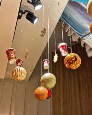 Seher İzgi Instagram - Yılbaşı temalı post olmadan yıl bitmiyormuş 🥹🎄