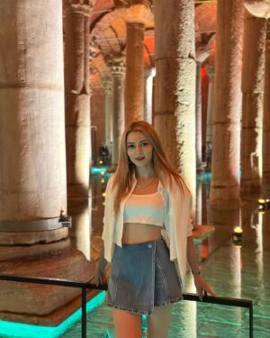 Seher İzgi Instagram - Yıllar önce gizemli havasına aşık olduğum o Sarnıç #yerabatansarnıcı 🥹🫶🏻

*
*
*
*
*
#müze#sarnıç#tarihieser#tarihiyerler#tarzgiyim#tarz#red#influencer#influencers#actor#mimari#mimaritasarım#beauty#fashionstyle#fashion#fashionblogger#seversin#bershka#trendyol#stradivarius#dilvin#beautiful