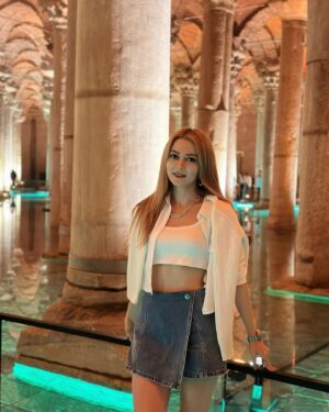 Seher İzgi Instagram - Yıllar önce gizemli havasına aşık olduğum o Sarnıç #yerabatansarnıcı 🥹🫶🏻

*
*
*
*
*
#müze#sarnıç#tarihieser#tarihiyerler#tarzgiyim#tarz#red#influencer#influencers#actor#mimari#mimaritasarım#beauty#fashionstyle#fashion#fashionblogger#seversin#bershka#trendyol#stradivarius#dilvin#beautiful