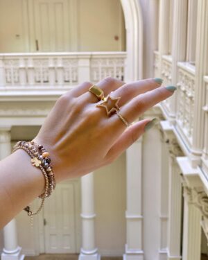 Seher İzgi Instagram - Her bir detayına aşık olunası mimari #saltgalata 👌🏻🧡

#beyoğlu#beyoğlutaksim#pötikare#mimari#mimaritasarım#beauty#fashionstyle#fashion#fashionblogger#seversin#bershka#trendyol#stradivarius#dilvin#beautiful