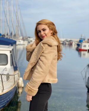 Seher İzgi Instagram - Mis gibi havalar 🌼
•
•
•
•
•

#seherizgi#new#nice#tbt#hekimoğlu#sençalkapımı#kardeşlerim#kardeşlerimdizi#menajerimiara#bahtoyunu#camdakikız#kırmızıoda#camtavanlar##bsl#bershka#zarawoman#stradivarius#pullandbear#moda#sarışın#influencer#influencerstyle#influencers#instalike#exxen#exxenmagazin#netflix