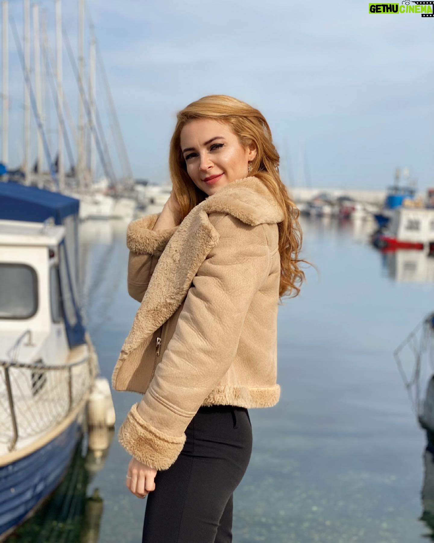 Seher İzgi - 1.2K Likes - Mis gibi havalar 🌼
•
•
•
•
•
#seherizgi#new#nice#tbt#hekimoğlu#sençalkapımı#kardeşlerim#kardeşlerimdizi#menajerimiara#bahtoyunu#camdakikız#kırmızıoda#camtavanlar##bsl#bershka#zarawoman#stradivarius#pullandbear#moda#sarışın#influencer#influencerstyle#influencers#instalike#exxen#exxenmagazin#netflix