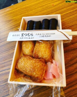 Seiji Chihara Instagram - 三社祭の時食べる
「まつむら」の稲荷寿司と
その息子
#千原せいじ
#稲荷寿司
#まつむら
#三社祭
