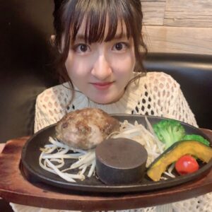 Seiran Kobayashi Instagram - 18歳！！
皆さまお祝いして頂きありがとうございます
とてもとても幸せです🫶🏻
日付が切り替わるだけで未成年から成人に、
というのはなかなか不思議な気分ですね…
これからも頑張ります。よろしくお願いします。
 #小林星蘭  #18歳  #新成人 
 #私の希望でハンバーグを食べました