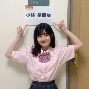 Seiran Kobayashi Instagram - 8月16日 0:00~ Eテレにて
「ニュー試」が再放送されます！
海外の大学の入試問題に挑戦したり、
どんな環境で海外の大学生は勉強しているのか…などなど
面白いお話がたくさんでした👀
初回放送見逃しちゃったよ〜という方
もう1回見たい方もぜひご覧下さい✨
 #Eテレ  #ニュー試  #大学入試 
 #ピンクの制服着ました