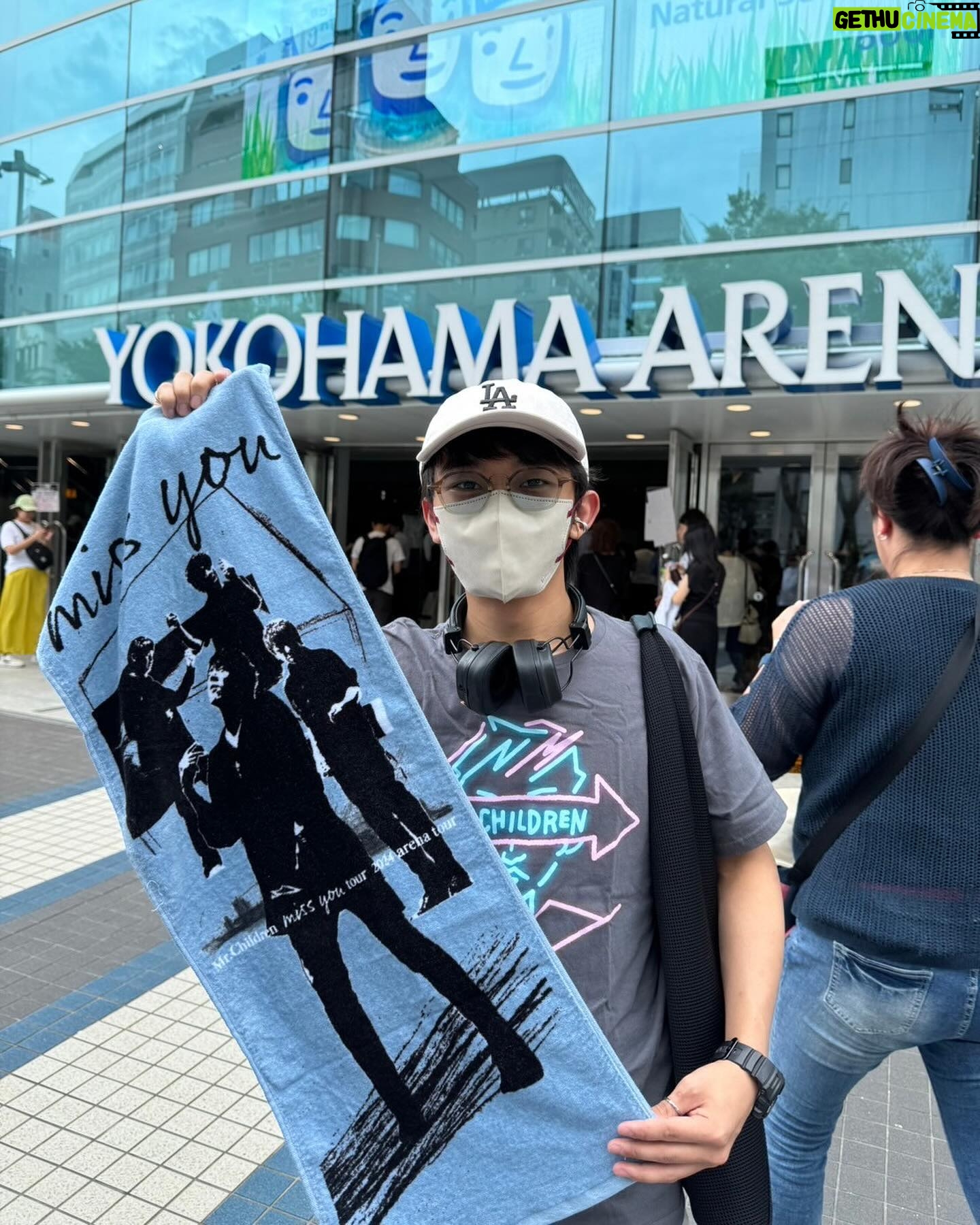 Seishirou Katou - 14.1K Likes - 【⚠️ CAUTION⚠️ 】
以下、かなり強火のミスチル愛が
書き連ねられています。
お気をつけて:)
あの感動をタイムリーに他の方とも、
特にあの現場にいた皆様と分かち合いたい。
そんなオタク心から、昨晩、Xで少し呟きましたが、
ちゃんと写真もありますし、
流石にもう少し書かせてください。笑笑
どうしてそんなに胸の奥の方を
ぐちゃぐちゃにかき混ぜてくるんですか
まぁ、
あの『Miss You』というアルバムの
『miss you』というツアーですから?
もちろんそれなりに覚悟してはおりましたけども?
いやあの敢えて言葉を選ばずに
選んで書かせていただきますが、
エグかったです。
セットリストはネタバレになってしまうので
詳しいことは書けませんし書きませんが、
うわお、その曲でアゲてくれるのね?
いや、畳み掛けてくるなぁ。流石にそれはしんどいってほんとにもう!!!
からのその曲はやばい、
こちとらもう既に情緒不安定なんですが?^^
今のこの流れで一曲その曲挟むのアツすぎ
え、その曲も歌ってくださるんですか!?
なんやねんそれ、エッッッッモ‼︎‼︎
みたいな感じでした笑笑
伝わるかな…
現場にいらしたチルオタの方にはきっと伝わってるはず。
なんなら首がもげるほど頷いているかも絶対に(?)
「まだ当たる確証なんてものはありません。
なんですけど当たったら絶対に行きたいんです。
なのでこの日、おやすみいただいてもいいですかッ!
抽選に"カ"けてみていいですか???
お願いします!!!!」
祈りが実ってよかった、、
桜井さん、翌日の今日も
羽、生えてますよ。
ミスチルファンとして楽しませていただいただけでなく、
"同じ"なんて烏滸がましくて言えないですが、
表現者を生業とする身としての学びも
本当に沢山ありました。
改めて、ありがとうございました。
なので今日のタグも
#僕の日常にアクセントを
ですね^^
#mrchildren #missyou #ミスチル
#ただのミスチルファン #チルオタ
#加藤清史郎