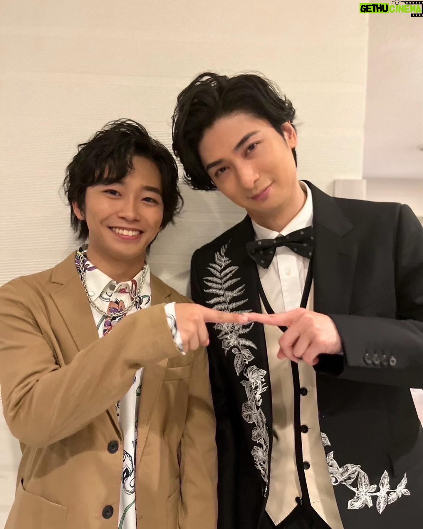 Seishirou Katou - 12.6K Likes - たくさん写真は撮ってますでも、
今日はこの人とでしょ!!!!!!
KENMUSIC
(KENRADIO preparty)
🎵 闇が広がる『エリザベート』
🎵 世界の王『ロミオ&ジュリエット』
🎵 蕾 (コブクロ)
その他にもありますが
一緒に歌えて…
まさかこんな形で
元ルドルフ 元子ルドルフ の2人で、あの"ヤミヒロ"を歌えるなんて思ってもみなかったし、
客席から見てたロミオの隣に、
ベンヴォーリオとして立てるだなんて。
引っ張っていただきました。
ありがとう… 本当に楽しかったです
とかなんか今日で終わりな感じ出してますけど
明日もね?ありますからね?
改めて宜しくお願いしますー!!^^
@yuta_furukawa_official
#エリザベート #闇が広がる #トート #ルドルフ #子ルドルフ
#ロミオアンドジュリエット #世界の王 #ベンヴォーリオ
#コブクロ #蕾
#kenmusic #kenradio #preparty
#研音 #45周年
#古川雄大 #加藤清史郎 @lufon_official