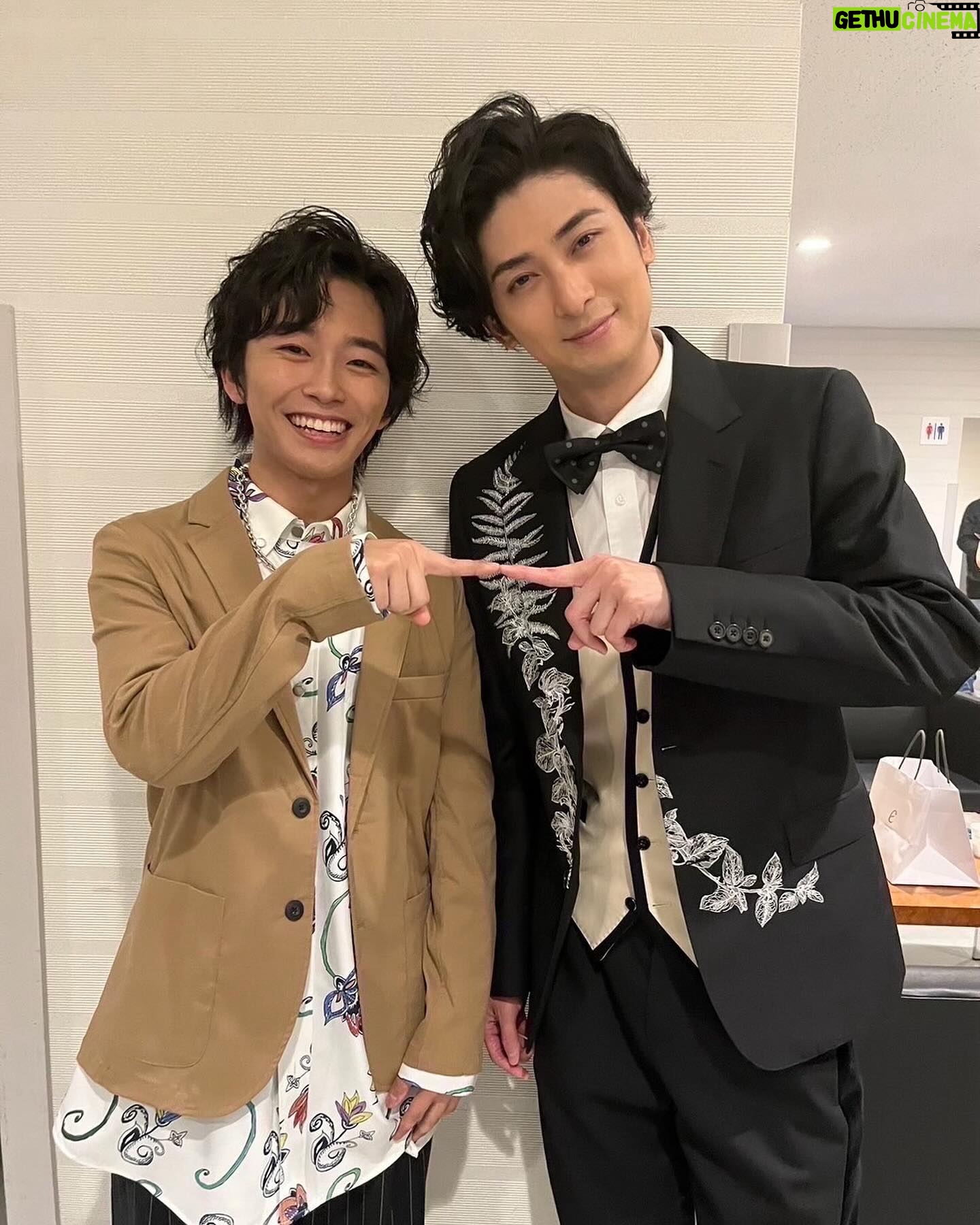 Seishirou Katou - 12.6K Likes - たくさん写真は撮ってますでも、
今日はこの人とでしょ!!!!!!
KENMUSIC
(KENRADIO preparty)
🎵 闇が広がる『エリザベート』
🎵 世界の王『ロミオ&ジュリエット』
🎵 蕾 (コブクロ)
その他にもありますが
一緒に歌えて…
まさかこんな形で
元ルドルフ 元子ルドルフ の2人で、あの"ヤミヒロ"を歌えるなんて思ってもみなかったし、
客席から見てたロミオの隣に、
ベンヴォーリオとして立てるだなんて。
引っ張っていただきました。
ありがとう… 本当に楽しかったです
とかなんか今日で終わりな感じ出してますけど
明日もね?ありますからね?
改めて宜しくお願いしますー!!^^
@yuta_furukawa_official
#エリザベート #闇が広がる #トート #ルドルフ #子ルドルフ
#ロミオアンドジュリエット #世界の王 #ベンヴォーリオ
#コブクロ #蕾
#kenmusic #kenradio #preparty
#研音 #45周年
#古川雄大 #加藤清史郎 @lufon_official