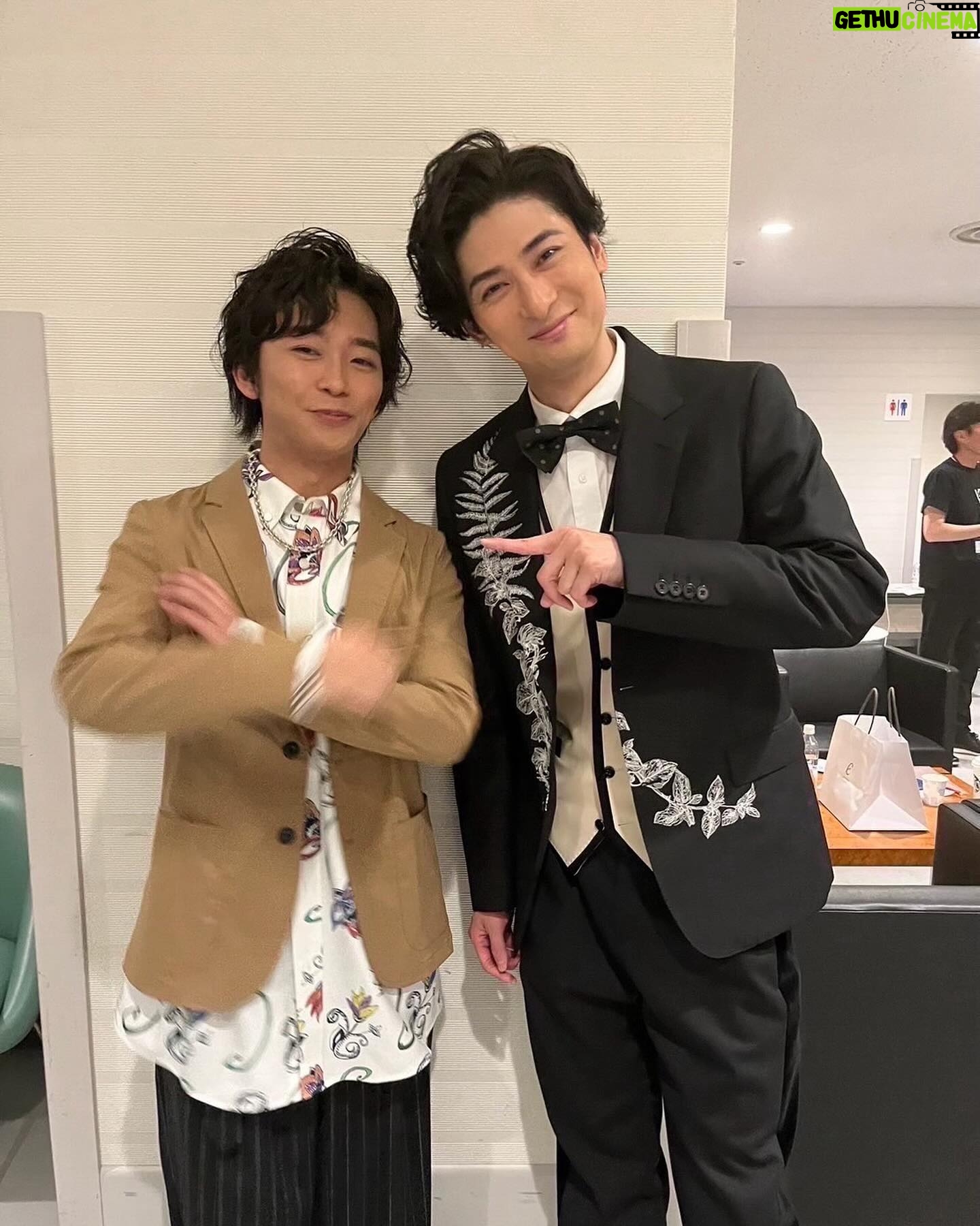 Seishirou Katou - 12.6K Likes - たくさん写真は撮ってますでも、
今日はこの人とでしょ!!!!!!
KENMUSIC
(KENRADIO preparty)
🎵 闇が広がる『エリザベート』
🎵 世界の王『ロミオ&ジュリエット』
🎵 蕾 (コブクロ)
その他にもありますが
一緒に歌えて…
まさかこんな形で
元ルドルフ 元子ルドルフ の2人で、あの"ヤミヒロ"を歌えるなんて思ってもみなかったし、
客席から見てたロミオの隣に、
ベンヴォーリオとして立てるだなんて。
引っ張っていただきました。
ありがとう… 本当に楽しかったです
とかなんか今日で終わりな感じ出してますけど
明日もね?ありますからね?
改めて宜しくお願いしますー!!^^
@yuta_furukawa_official
#エリザベート #闇が広がる #トート #ルドルフ #子ルドルフ
#ロミオアンドジュリエット #世界の王 #ベンヴォーリオ
#コブクロ #蕾
#kenmusic #kenradio #preparty
#研音 #45周年
#古川雄大 #加藤清史郎 @lufon_official