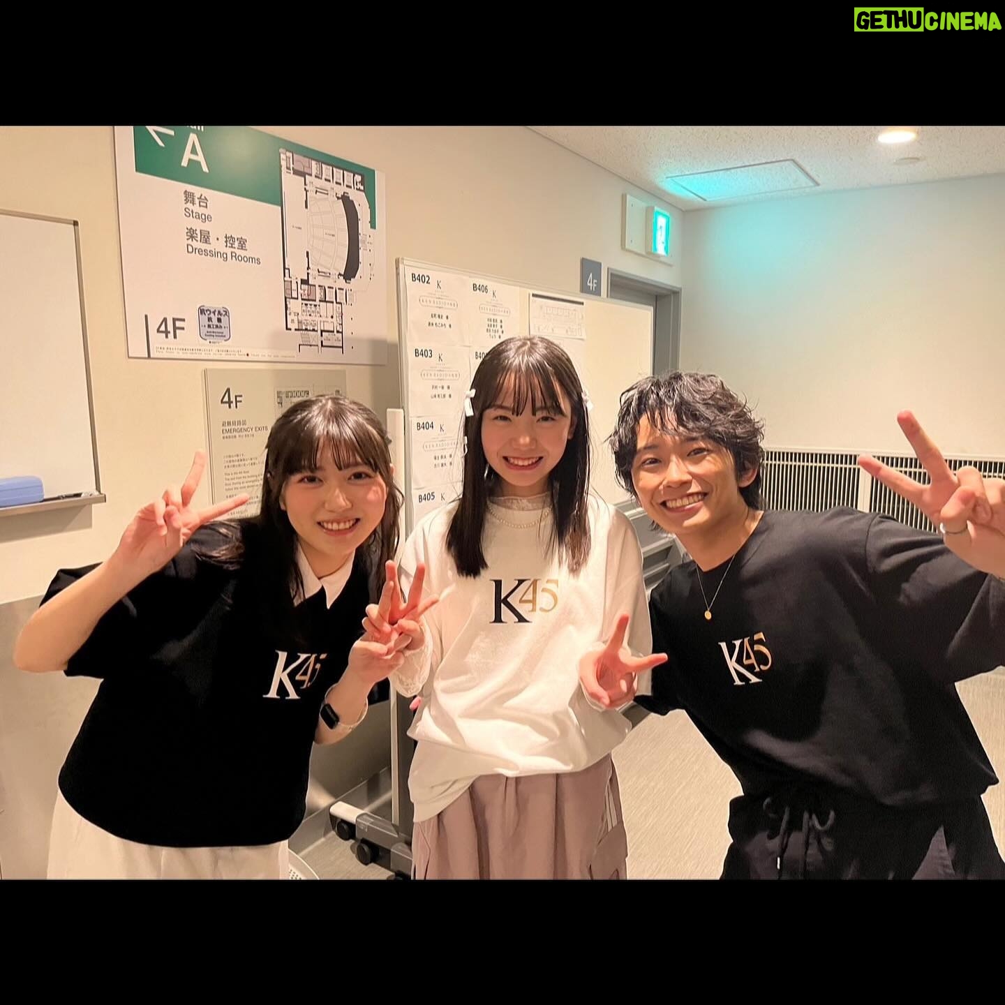 Seishirou Katou - 25.3K Likes - 『KENRADIOの時間』
ありがとうございました〜!!
同じ事務所で共に闘う仲間だからこそ、なかなかこんな機会ないだろうなぁと思ったので、
記念に、ちょっと頑張って、
写真たち撮ってきました〜
1枚目 まずはプチ集合写真から
@asahi_ito_official @noritaka_hamao
2枚目 竜星くん&いっくん
竜星くん @ryo_ryusei は約12年ぶりでしたー
そしていっくん @ikusaburo_yamazaki もなんだかんだで久しぶりで、今回、MC一緒に担当させていただけたり、最後は横に並んで歌えて嬉しかった…
3枚目 宏々路ちゃん&来泉ちゃん @kurumi_inagaki
4枚目 蒼汰くん @fukushi_sota_official
渉くんとカイくんですね、えもえもですね。
5〜7枚目 ひよりちゃん @hiyori_sakurada_official
うん、3コマ漫画みたい笑笑
8枚目 愛ちゃん @ai_yoshikawa_official
このお方はなんと15年ぶりです笑笑
9枚目 花恋ちゃん @karen_otomo
ブレちゃってるけど僕はこの写真好き笑
ラスト 芽育ちゃん @mei_hata_official
垢抜けた、
相楽琉偉と伴ひかり #最高の教師 #最高の生徒
ってことにしましょっか^^
#福士蒼汰 #山崎育三郎 #伊藤あさひ #古川雄大 #濱尾ノリタカ
#大友花恋 #桜田ひより #吉川愛 #畑芽育 #明日海りお #平澤宏々路 #稲垣来泉
#kenradioの時間 #研音 #45周年
@lufon_official #加藤清史郎