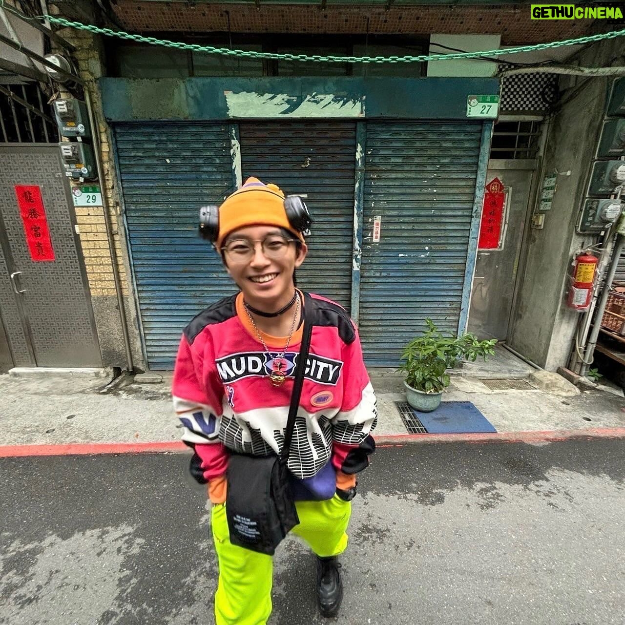 Seishirou Katou - 8.1K Likes - 🇹🇼part.4
〜裏側編〜
① 近づいてきてるのにまだ撮り続ける友達とカメラに照れてしまった
②散々良い感じに撮ってもらってたけど
本当はただの爆買いド派手野郎
③みんな1本しか頼んでいない中、
2本頼んでちゃっかりビールまで頂いちゃってる嬉しそうな僕
以上で台湾投稿おしまいでーす
お付き合いいただきありがとうございました^^
感想 また絶対に行きたい。
考察 また絶対に行くべき。
#台湾 #🇹🇼 #taiwan #台北 #taipei #西門 #ximen
#九份 #jioufen #十分 #shihfen #十分瀑布 #shihfenwaterfall
#せいせいの休日 #加藤清史郎
#台湾ビール #台灣啤酒 #大鶏排食べ忘れた #実はタピオカも一口貰っただけで自分で買ってない #胡椒餅割とちゃんとスパイシーだった #あんなに美味しいエビチャーハンは初めて #小籠包は無限に食べられる #そう言えば豆花も食べ忘れてるや #台湾モーニングサイコーだった #やっぱり排骨麺は美味しい #酸辣湯の原点を知った #牛肉麺は革命だった #魯肉飯しか勝たん #勝たんしか魯肉飯 #台湾好きと繋がりたいかもしれない