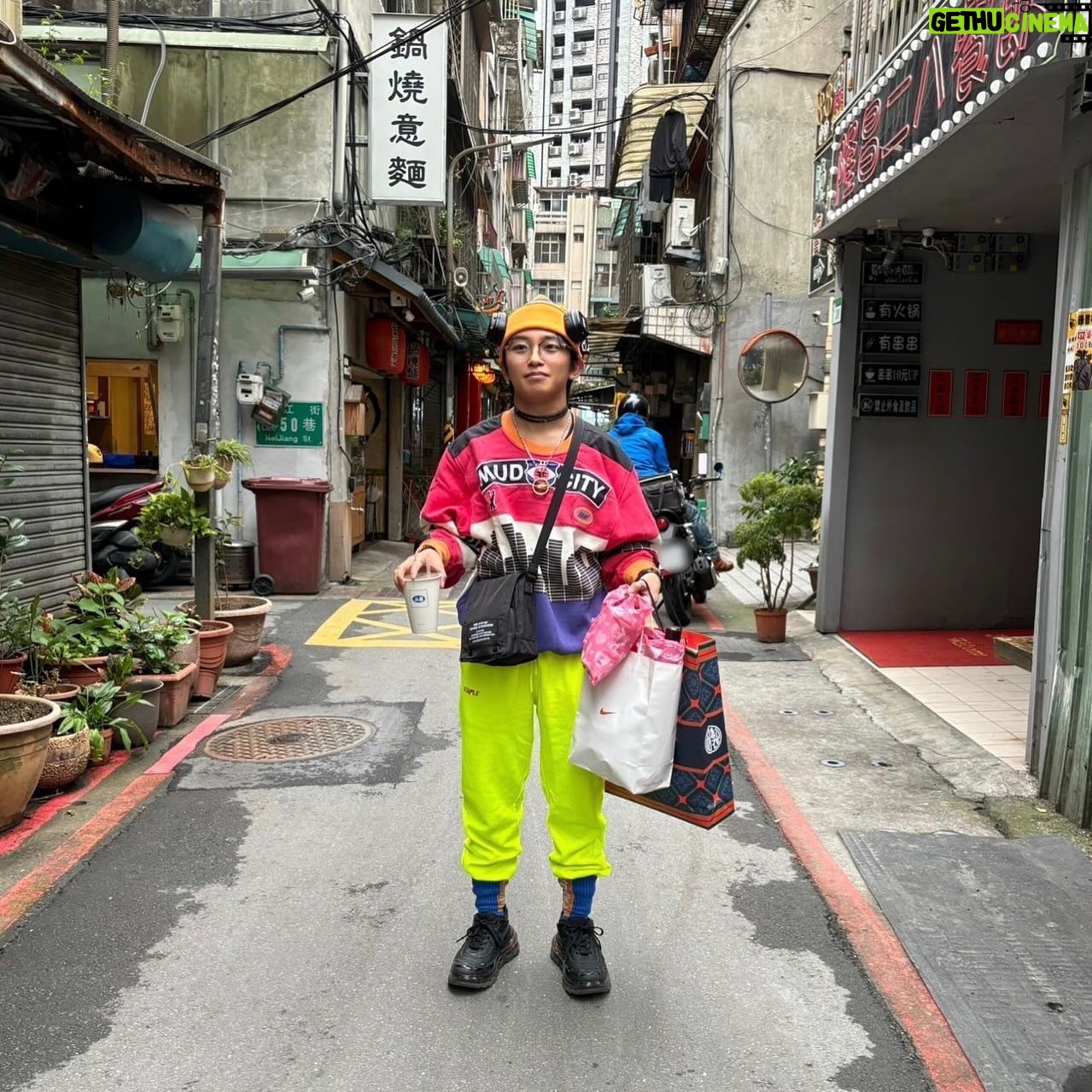 Seishirou Katou - 8.1K Likes - 🇹🇼part.4
〜裏側編〜
① 近づいてきてるのにまだ撮り続ける友達とカメラに照れてしまった
②散々良い感じに撮ってもらってたけど
本当はただの爆買いド派手野郎
③みんな1本しか頼んでいない中、
2本頼んでちゃっかりビールまで頂いちゃってる嬉しそうな僕
以上で台湾投稿おしまいでーす
お付き合いいただきありがとうございました^^
感想 また絶対に行きたい。
考察 また絶対に行くべき。
#台湾 #🇹🇼 #taiwan #台北 #taipei #西門 #ximen
#九份 #jioufen #十分 #shihfen #十分瀑布 #shihfenwaterfall
#せいせいの休日 #加藤清史郎
#台湾ビール #台灣啤酒 #大鶏排食べ忘れた #実はタピオカも一口貰っただけで自分で買ってない #胡椒餅割とちゃんとスパイシーだった #あんなに美味しいエビチャーハンは初めて #小籠包は無限に食べられる #そう言えば豆花も食べ忘れてるや #台湾モーニングサイコーだった #やっぱり排骨麺は美味しい #酸辣湯の原点を知った #牛肉麺は革命だった #魯肉飯しか勝たん #勝たんしか魯肉飯 #台湾好きと繋がりたいかもしれない