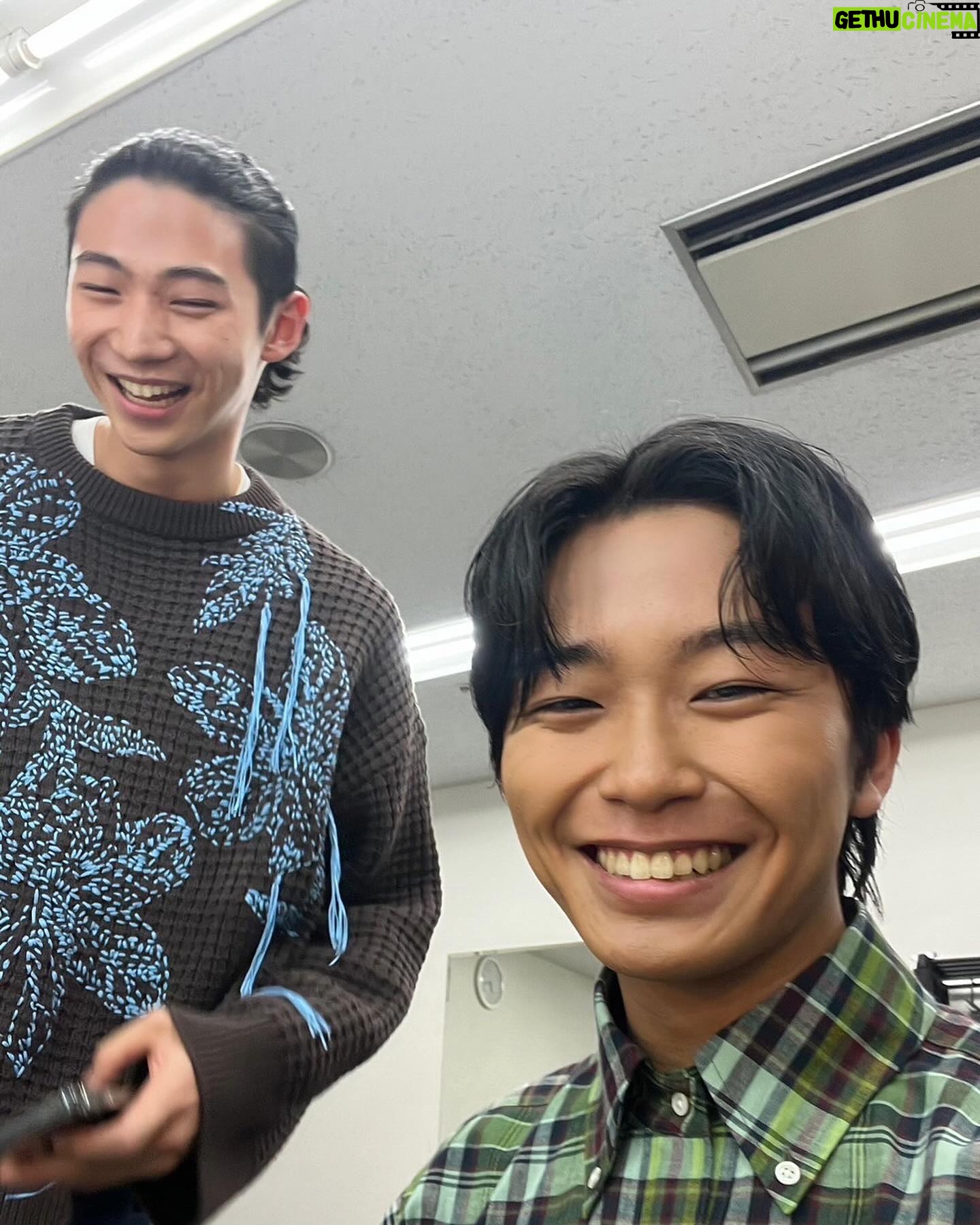 Seishirou Katou - 14K Likes - "最高の教師の問題児集団"でも
"相楽ら"でもなく、
僕にとっての大切な仲間たちと集まれたので、
写真のお裾分けです^^ (欠席者1人)
そして数日後、偶然バッタリできた優輝との2shotも。
発熱で欠席したことについて
「疑われてるかもしれないけど、本当だからね!
待って、あの日マネージャーさんに送った体温計の写真があるはず…
ほらぁっ!本当でしょ??!! 本当に行きたくてギリギリまで悩んだんだから…」
と写真を見せてくれる可愛い可愛い彼でした笑
3枚目は
#瓜生を向坂と相楽で詰めてみた です。笑
#浅野竣哉 @asano_shunya
#山時聡真 @soma_santoki_official
#橘優輝 @yuki_tachibana_official
#加藤清史郎
#ちなみにグループ名は #3Dの端くれ
#あと聡真絶対また身長伸びた
