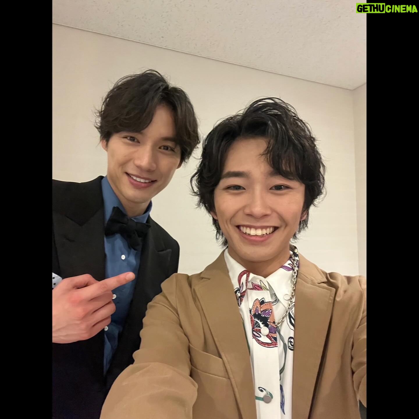 Seishirou Katou - 25.3K Likes - 『KENRADIOの時間』
ありがとうございました〜!!
同じ事務所で共に闘う仲間だからこそ、なかなかこんな機会ないだろうなぁと思ったので、
記念に、ちょっと頑張って、
写真たち撮ってきました〜
1枚目 まずはプチ集合写真から
@asahi_ito_official @noritaka_hamao
2枚目 竜星くん&いっくん
竜星くん @ryo_ryusei は約12年ぶりでしたー
そしていっくん @ikusaburo_yamazaki もなんだかんだで久しぶりで、今回、MC一緒に担当させていただけたり、最後は横に並んで歌えて嬉しかった…
3枚目 宏々路ちゃん&来泉ちゃん @kurumi_inagaki
4枚目 蒼汰くん @fukushi_sota_official
渉くんとカイくんですね、えもえもですね。
5〜7枚目 ひよりちゃん @hiyori_sakurada_official
うん、3コマ漫画みたい笑笑
8枚目 愛ちゃん @ai_yoshikawa_official
このお方はなんと15年ぶりです笑笑
9枚目 花恋ちゃん @karen_otomo
ブレちゃってるけど僕はこの写真好き笑
ラスト 芽育ちゃん @mei_hata_official
垢抜けた、
相楽琉偉と伴ひかり #最高の教師 #最高の生徒
ってことにしましょっか^^
#福士蒼汰 #山崎育三郎 #伊藤あさひ #古川雄大 #濱尾ノリタカ
#大友花恋 #桜田ひより #吉川愛 #畑芽育 #明日海りお #平澤宏々路 #稲垣来泉
#kenradioの時間 #研音 #45周年
@lufon_official #加藤清史郎