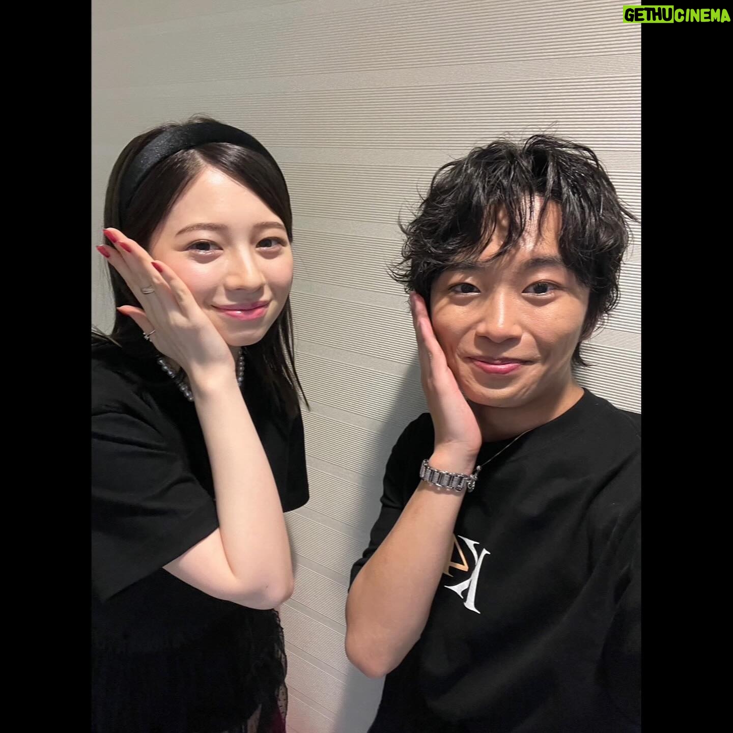Seishirou Katou - 25.3K Likes - 『KENRADIOの時間』
ありがとうございました〜!!
同じ事務所で共に闘う仲間だからこそ、なかなかこんな機会ないだろうなぁと思ったので、
記念に、ちょっと頑張って、
写真たち撮ってきました〜
1枚目 まずはプチ集合写真から
@asahi_ito_official @noritaka_hamao
2枚目 竜星くん&いっくん
竜星くん @ryo_ryusei は約12年ぶりでしたー
そしていっくん @ikusaburo_yamazaki もなんだかんだで久しぶりで、今回、MC一緒に担当させていただけたり、最後は横に並んで歌えて嬉しかった…
3枚目 宏々路ちゃん&来泉ちゃん @kurumi_inagaki
4枚目 蒼汰くん @fukushi_sota_official
渉くんとカイくんですね、えもえもですね。
5〜7枚目 ひよりちゃん @hiyori_sakurada_official
うん、3コマ漫画みたい笑笑
8枚目 愛ちゃん @ai_yoshikawa_official
このお方はなんと15年ぶりです笑笑
9枚目 花恋ちゃん @karen_otomo
ブレちゃってるけど僕はこの写真好き笑
ラスト 芽育ちゃん @mei_hata_official
垢抜けた、
相楽琉偉と伴ひかり #最高の教師 #最高の生徒
ってことにしましょっか^^
#福士蒼汰 #山崎育三郎 #伊藤あさひ #古川雄大 #濱尾ノリタカ
#大友花恋 #桜田ひより #吉川愛 #畑芽育 #明日海りお #平澤宏々路 #稲垣来泉
#kenradioの時間 #研音 #45周年
@lufon_official #加藤清史郎