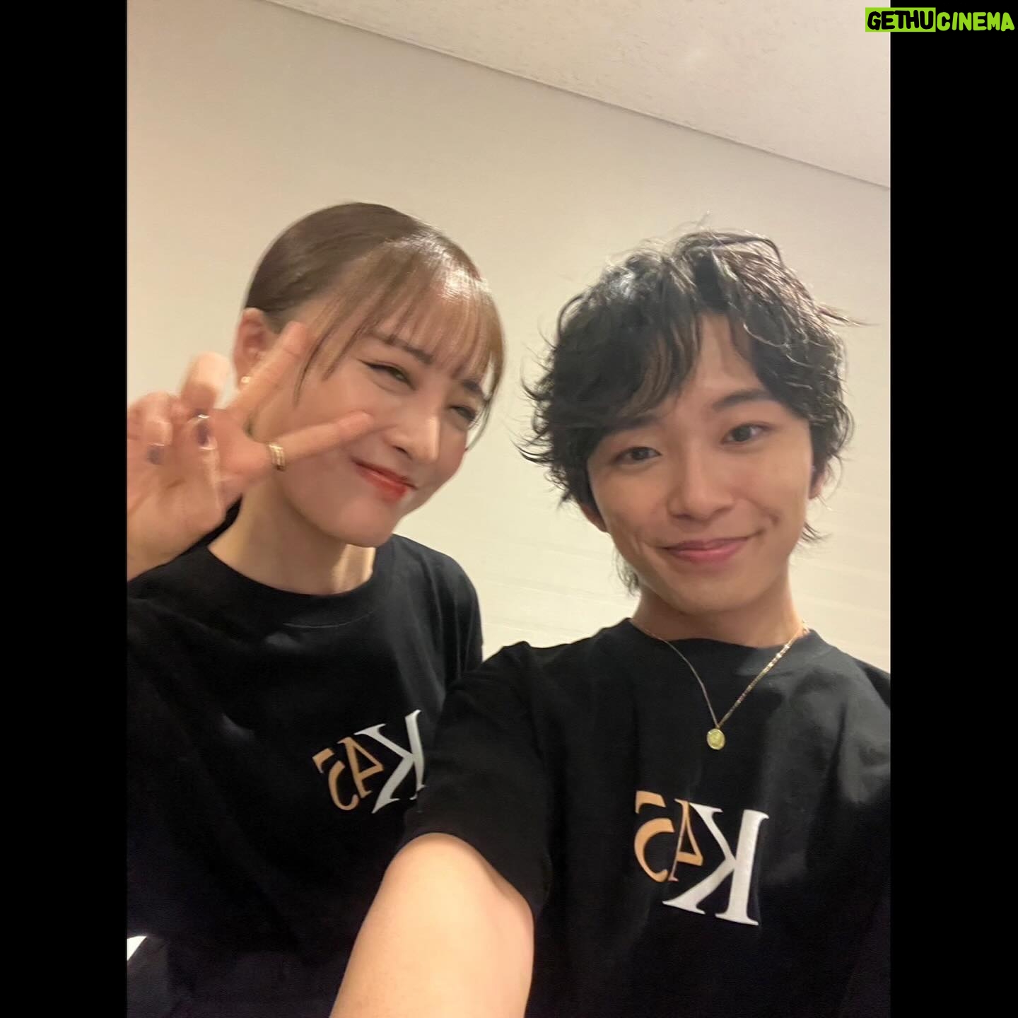 Seishirou Katou - 25.3K Likes - 『KENRADIOの時間』
ありがとうございました〜!!
同じ事務所で共に闘う仲間だからこそ、なかなかこんな機会ないだろうなぁと思ったので、
記念に、ちょっと頑張って、
写真たち撮ってきました〜
1枚目 まずはプチ集合写真から
@asahi_ito_official @noritaka_hamao
2枚目 竜星くん&いっくん
竜星くん @ryo_ryusei は約12年ぶりでしたー
そしていっくん @ikusaburo_yamazaki もなんだかんだで久しぶりで、今回、MC一緒に担当させていただけたり、最後は横に並んで歌えて嬉しかった…
3枚目 宏々路ちゃん&来泉ちゃん @kurumi_inagaki
4枚目 蒼汰くん @fukushi_sota_official
渉くんとカイくんですね、えもえもですね。
5〜7枚目 ひよりちゃん @hiyori_sakurada_official
うん、3コマ漫画みたい笑笑
8枚目 愛ちゃん @ai_yoshikawa_official
このお方はなんと15年ぶりです笑笑
9枚目 花恋ちゃん @karen_otomo
ブレちゃってるけど僕はこの写真好き笑
ラスト 芽育ちゃん @mei_hata_official
垢抜けた、
相楽琉偉と伴ひかり #最高の教師 #最高の生徒
ってことにしましょっか^^
#福士蒼汰 #山崎育三郎 #伊藤あさひ #古川雄大 #濱尾ノリタカ
#大友花恋 #桜田ひより #吉川愛 #畑芽育 #明日海りお #平澤宏々路 #稲垣来泉
#kenradioの時間 #研音 #45周年
@lufon_official #加藤清史郎
