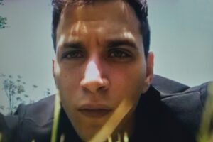 Selahattin Paşalı Instagram - yalnızlıkla baş etmenin 101 yolu 🌍
@basedistanbul x @netflixturkiye
#Aşk101
Röportaj: @duygubengi
Fotoğraf: @karademirburcu 
#FacetimeShooting