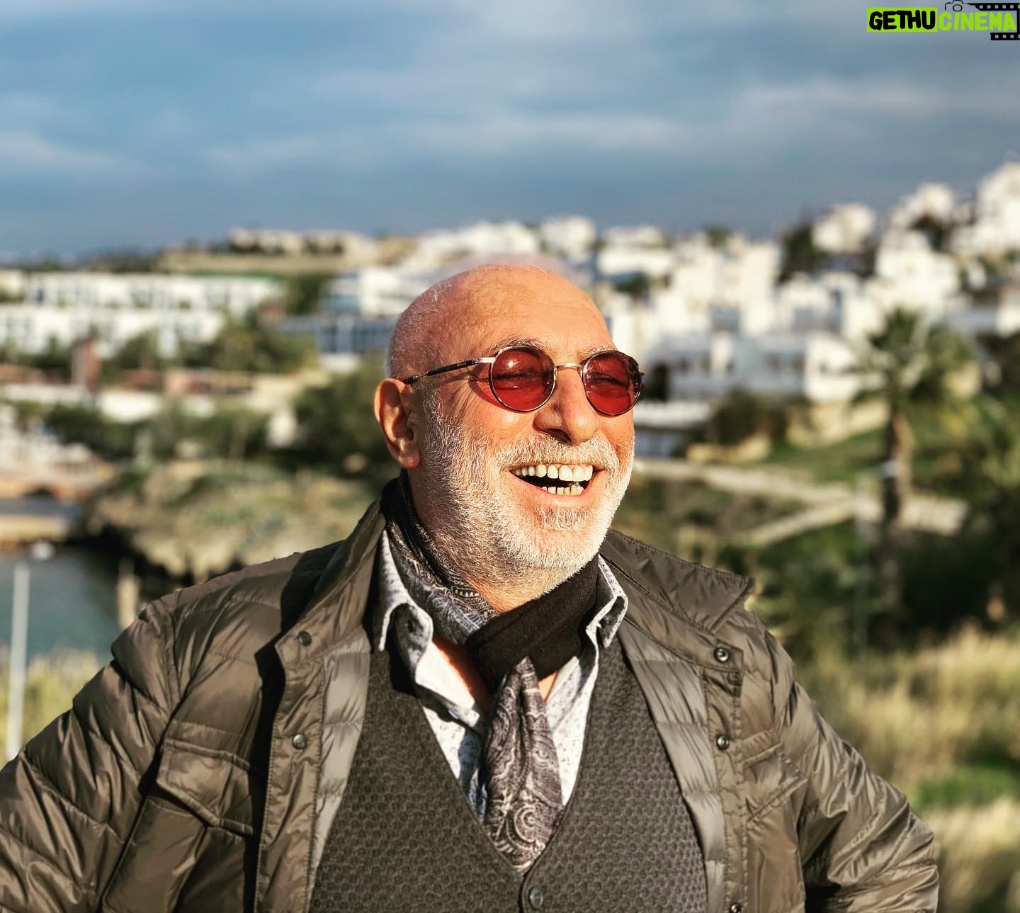 Selçuk Yöntem - 9.4K Likes - Can dostum Gökçin Aras bizi terketti.Mekanı cennet olsun.Çok arayacağız seni.Üzüntümü anlatamam.Allah rahmet eylesin.