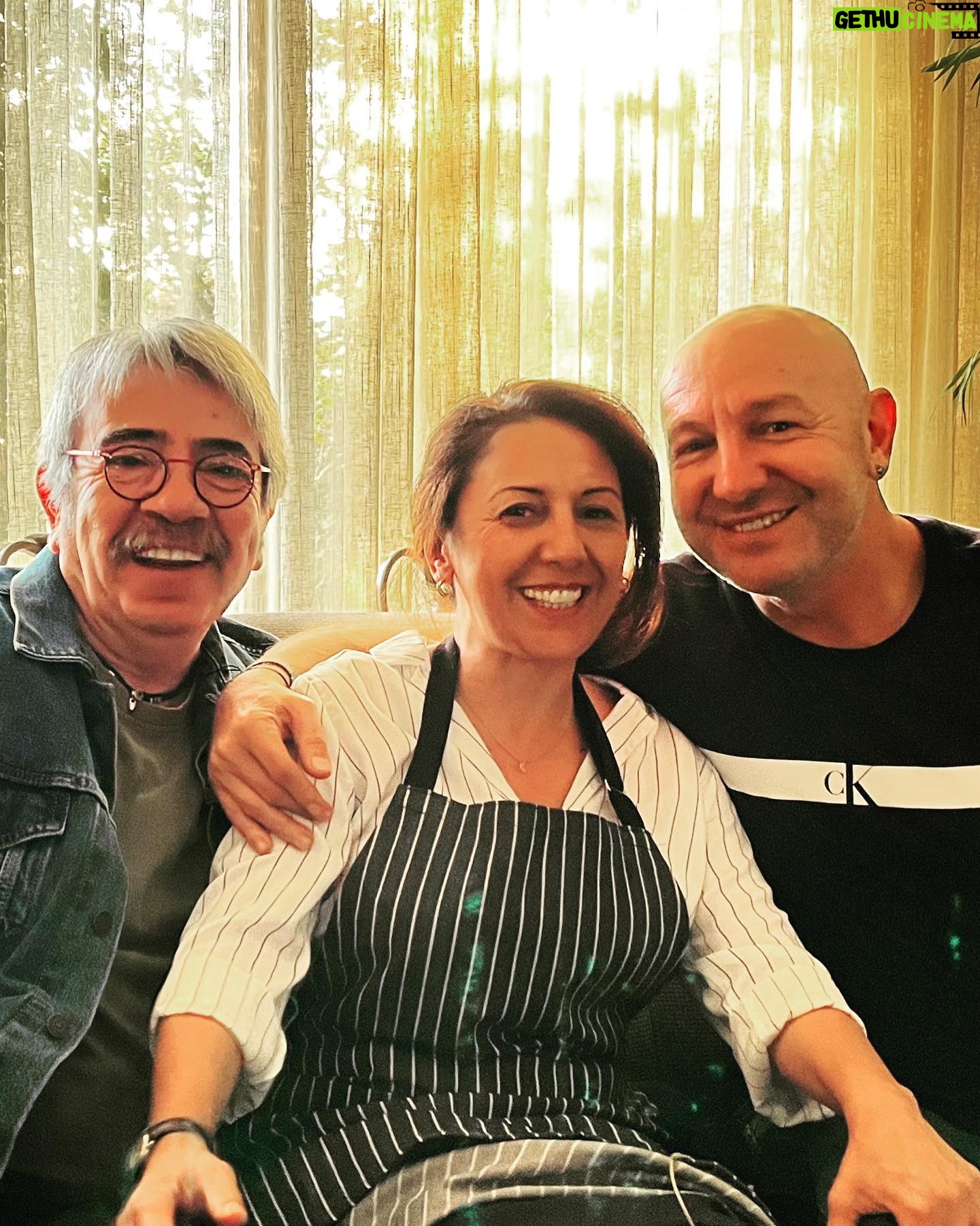 Selçuk Yöntem - 15.7K Likes - Günay Karacaoğlu çok ısrar etti fotoğraf çekelim diye sette:))Çağan ve ben kıramadık :))