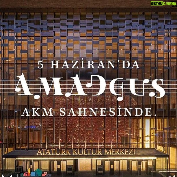 Selçuk Yöntem - 7.8K Likes - Bugün benim için özel ve duygusal bir gün. Amadeus oyunu, bu akşam İlk kez Atatürk Kültür Merkezinde (AKM) seyirci ile buluşacak.
ilk kez, 1979'lerde Ankara Devlet Tiyatrosu yıllarında Çavuş Musgrave'in Dansı oynarken, 1985'lerde ise sevgili Yücel Erten'in rejisi ile Keşanlı Ali Destanı'nı oynarken AKM sahnesine çıkma heyecanını yaşamıştım.
Bugün, çok uzun yıllar sonra üçüncü kez ve ayni heyecanla sahnede olacağız.
Sanırım bir aktörün en keyifli anları böyle tarihsel buluşmalar olsa gerek...