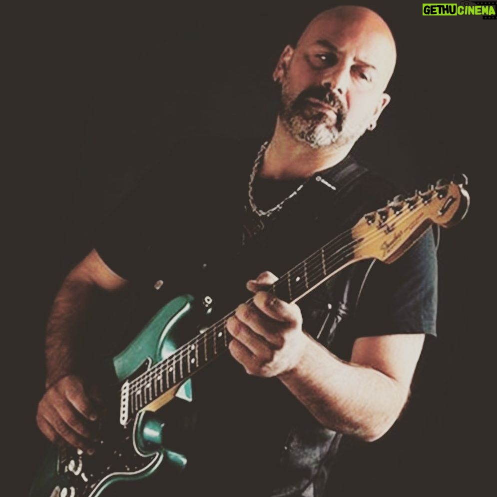 Selçuk Yöntem - 11.3K Likes - Bir müzik insanı, bir birey, sadece istek parça yüzünden hayattan koparıldı. Ne için, gerçekten soruyorum ne için!
Değer mi toplumu bu kadar öfkeli yapmaya?
Amasız, fakatsız, bu nefret dilinin terkedilmesi, toplumumuzun nefes alması, bu katillerin en ağır şekilde cezalandırılması gerekmektedir.
Tüm sanat camiasının ve ülkemizin başı sağolsun