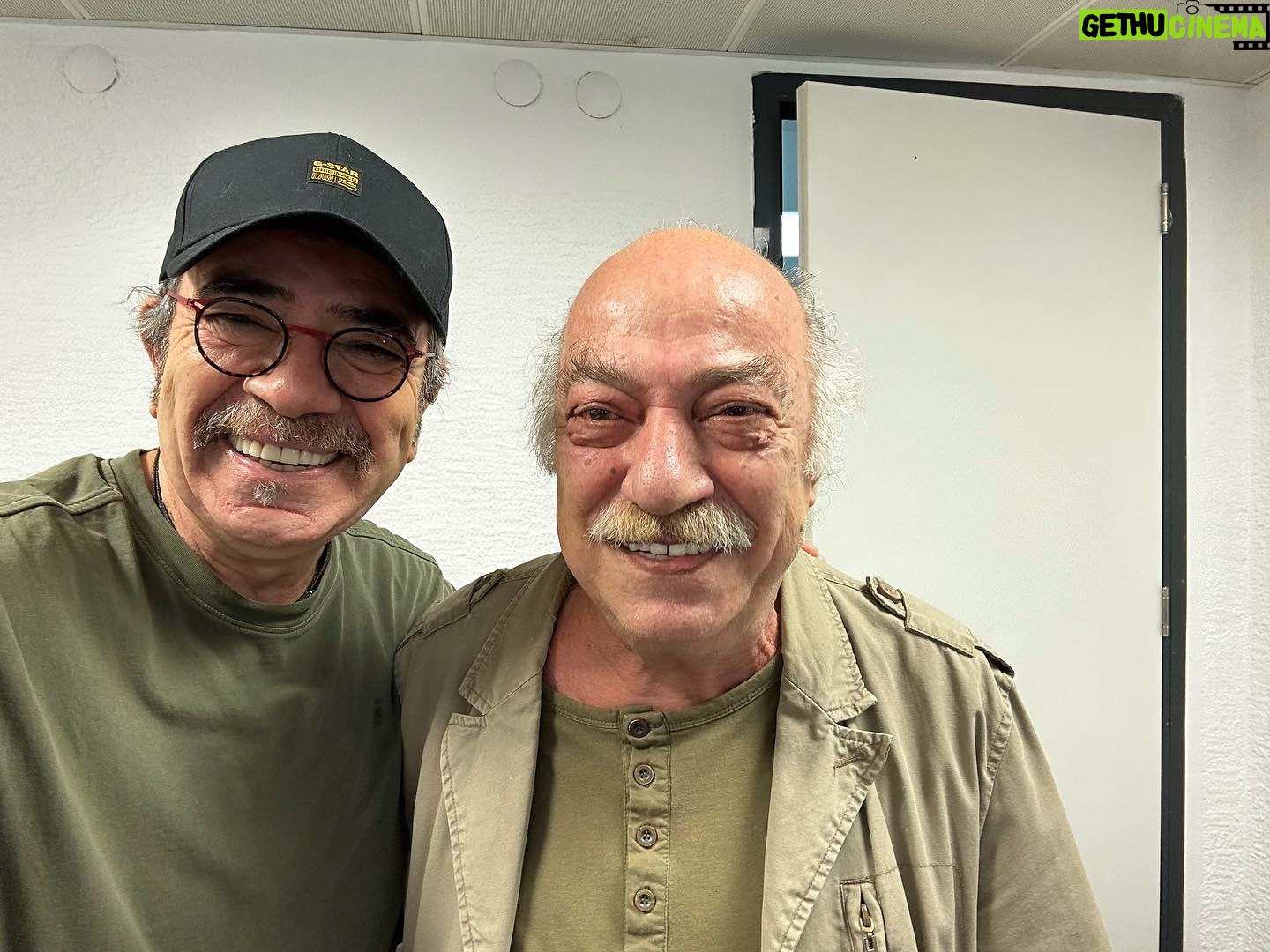 Selçuk Yöntem - 11.8K Likes - Sevgili hocam Yücel Erten dün gece İzmir’de Amadeus oyunumuza geldi.Amadeus’u ilk kez kendisi 1985 yılında sahneye koymuştu ve çok beğenilmişti.Ben de seyredip Salieri heyecanı duymuştum.İzlemesi bizi heyecanlandırdı hocanın.