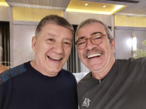 Selçuk Yöntem Instagram - Hep böyle gülümsemelerle anıyoruz ve özlüyoruz..