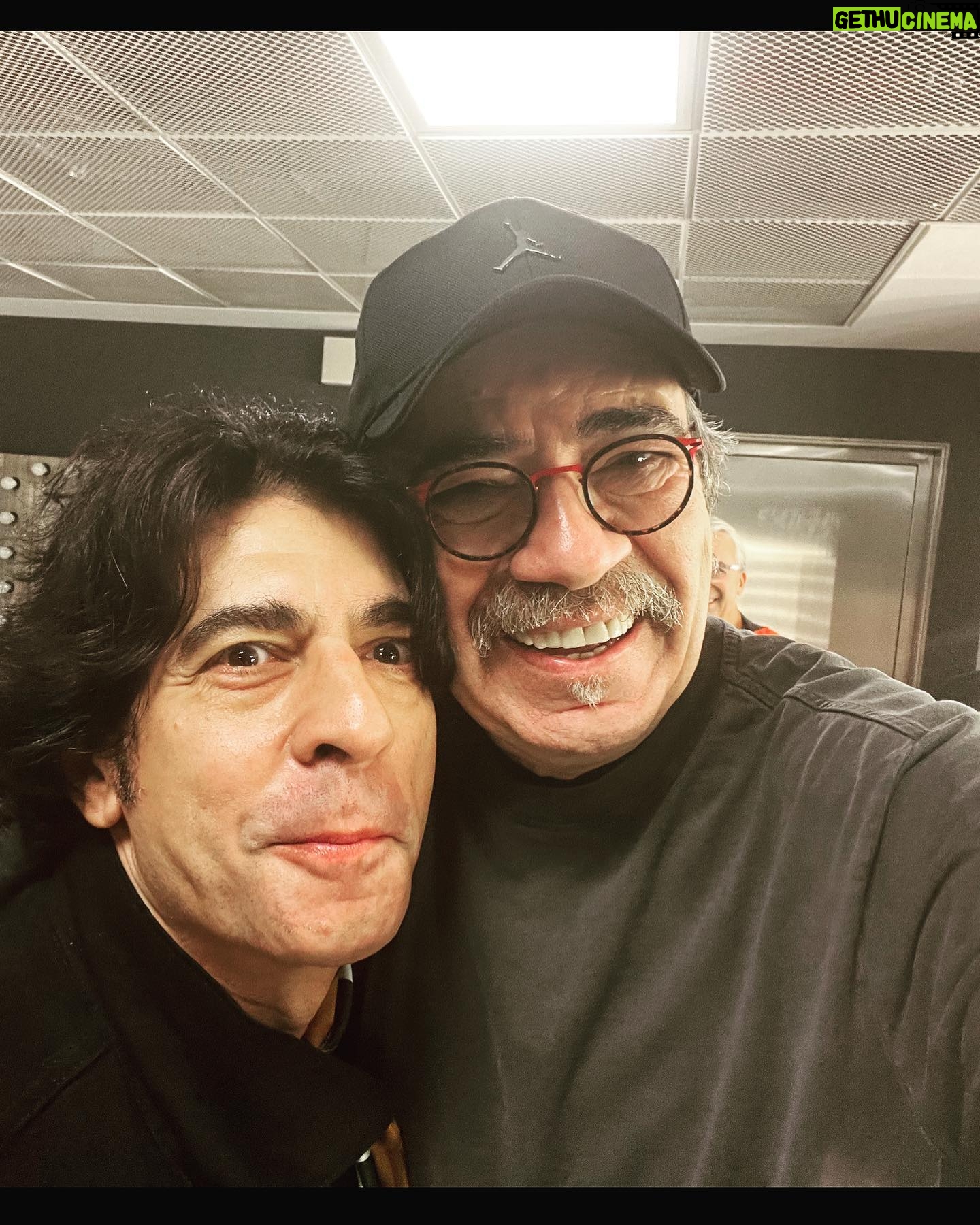 Selçuk Yöntem - 15K Likes - Okan Bayülgen kardeşim 77 kere Amadeus ‘u oynadığı Amadeus oyununu gelip seyretti bizleri çok mutlu etti.