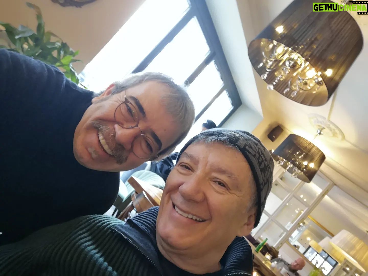 Selçuk Yöntem - 11.7K Likes - Son Berlin yolculuğunda beraberdik. Çok özlüyoruz..