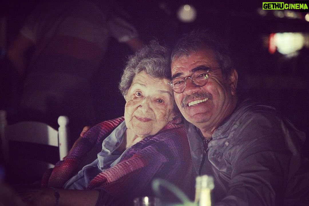 Selçuk Yöntem - 17.2K Likes - Annem ve tüm annelerin günü kutlu olsun!🍀🌺🍀